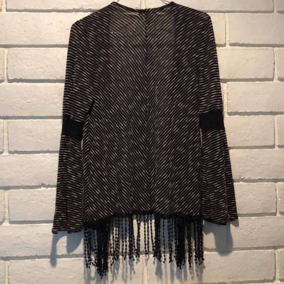 Sweater size medium - Picture 4 of 4